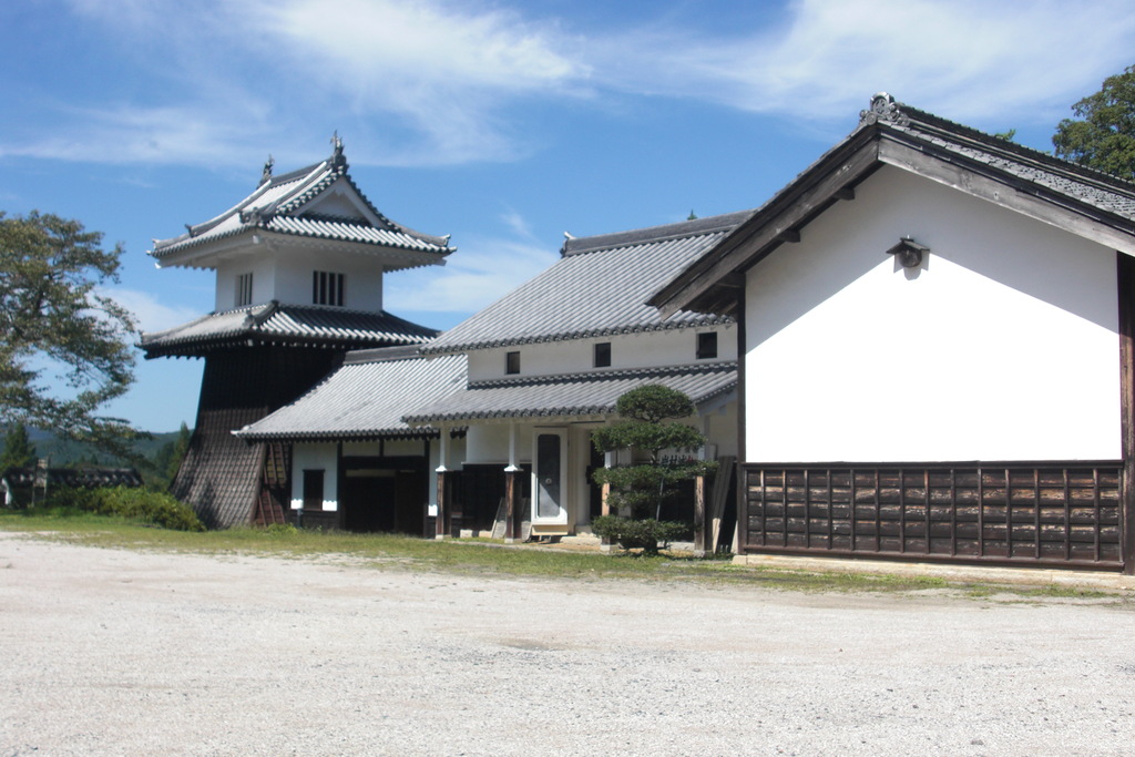 藩主邸跡の御門と太鼓櫓の写真