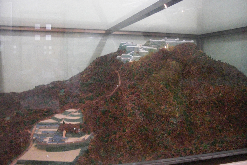 山城の全貌が分かる岩村城の模型の写真