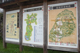 岩村城下について説明されていますの写真。当時の岩村城と城下町の案内と、現在の地図、城下町の散策のための案内もあります。