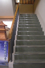 歴史資料館の２階へ上がる階段の写真。昇降のための設備は階段のみです。