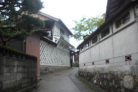 木村邸裏にあるナマコ壁の写真。本町交差点近くの木村邸の裏にあるナマコ壁の路地です。