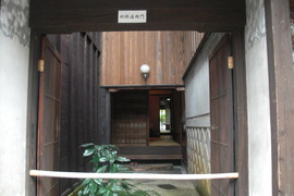 木村邸の殿様通用門の写真。岩村藩の財政に貢献した木村家には藩主もしばしば訪れていたそうです。