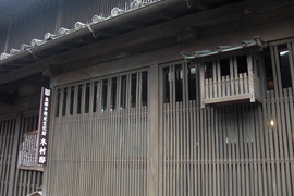 木村邸の武者窓の写真。通りに面した格子には、辺りを確認するための出窓が備えられました。