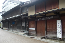 岩村郵便局の隣りにある浅見家と勝川家の写真。恵那市指定文化財の浅見家（奥）と勝川家（手前）です