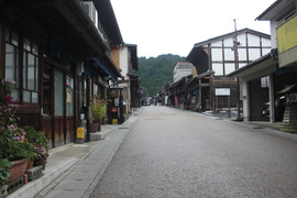 岩村本町通りの写真。通りの奥に見えるのが、山城「岩村城」のある山です。