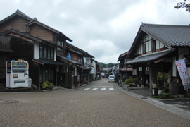 岩村西町通りの写真。本通りを岩村駅（明知鉄道）方面へ行った庚申堂のあたりです。