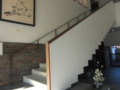 巨匠館への写真。２階への階段は、入り口を入ってすぐ左。