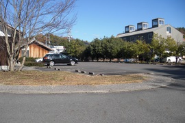 美術館そばの駐車場の写真。美術館横にある車いすマーク駐車場