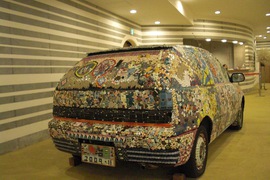 タイルアートの自動車
の写真。１階に展示、丈夫そうですねー。