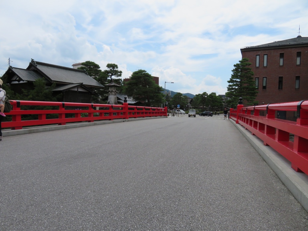 赤い橋「中橋」を渡ると高山陣屋の写真