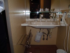 ユニバーサルルームの洗面台の写真。車いすでも使いやすい洗面台。