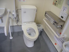 障がい者用トイレの中の写真。車いすでも利用し易いよう便座周りは広く、温水洗浄便座になっています。