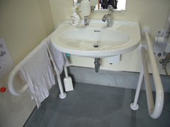 トイレ内の手洗い設備の写真。車いすでも利用し易いように、シンクの下に足が入るようになっています。