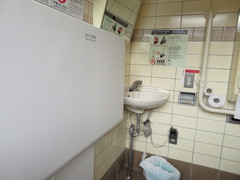 おむつ交換台の写真。合掌造り集落内の公衆トイレには、おむつ交換台やオストメイトを設置されているところが多くあります。