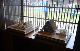 ミニュチュアの合掌造りの写真。休憩所の窓際には、合掌造り家屋の模型が置かれています。
