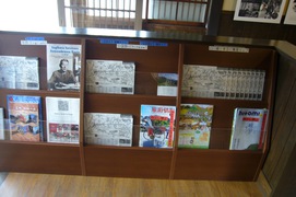 パンフレットや雑誌の写真。休憩所の本棚には、英語や中国語表記のパンフレット、雑誌なども揃えてあります。