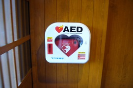 AED（自動体外式除細動器）の写真。合掌造り集落では、各所にAEDが置かれています。