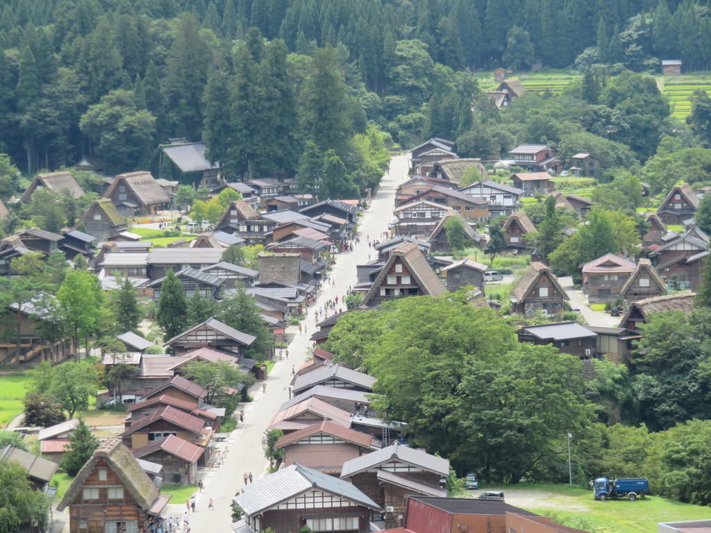 荻町城跡展望台から見た合掌造り集落の町並みの写真