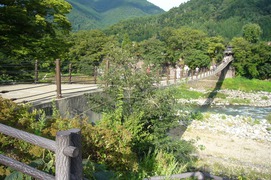 であい橋で集落への写真。庄川にかかる「であい橋」を渡り、荻町合掌造り集落へ行きます。
