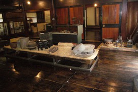 飛騨加須良生活展の写真。「東しな家」にて、実際に使用されていた民具・生活用品が展示されていました。