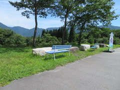 山を望むベンチの写真。駐車場には、山を眺める場所にベンチも置かれ、のんびりと新緑や紅葉を眺めることが出来ます。