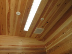 木の香り漂う明るいトイレの写真。トイレは、天井も壁も無垢材が張られています。