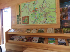 情報ハウスの中の写真。白川郷ホワイトロード周辺のマップと色々なパンフレットが置かれています。