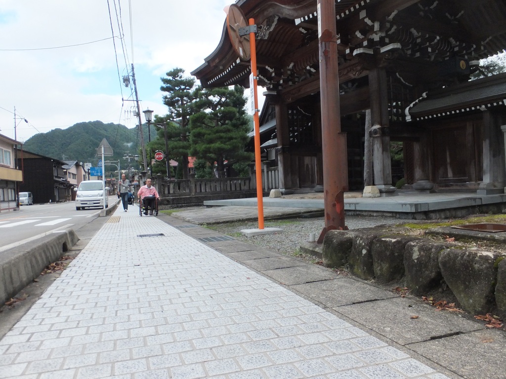 お寺の前まで歩道が整備されていますの写真