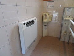 トイレ内の暖房の写真。飛騨の冬は厳しいため公衆トイレにも暖房です