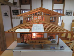 木造建築のミニチュアの写真。飛騨に建つ土蔵風住宅を精巧に縮小再現しています
