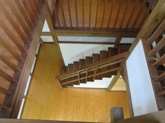 周り階段の写真。吹き抜けでL字に曲がる階段を上から見たところ