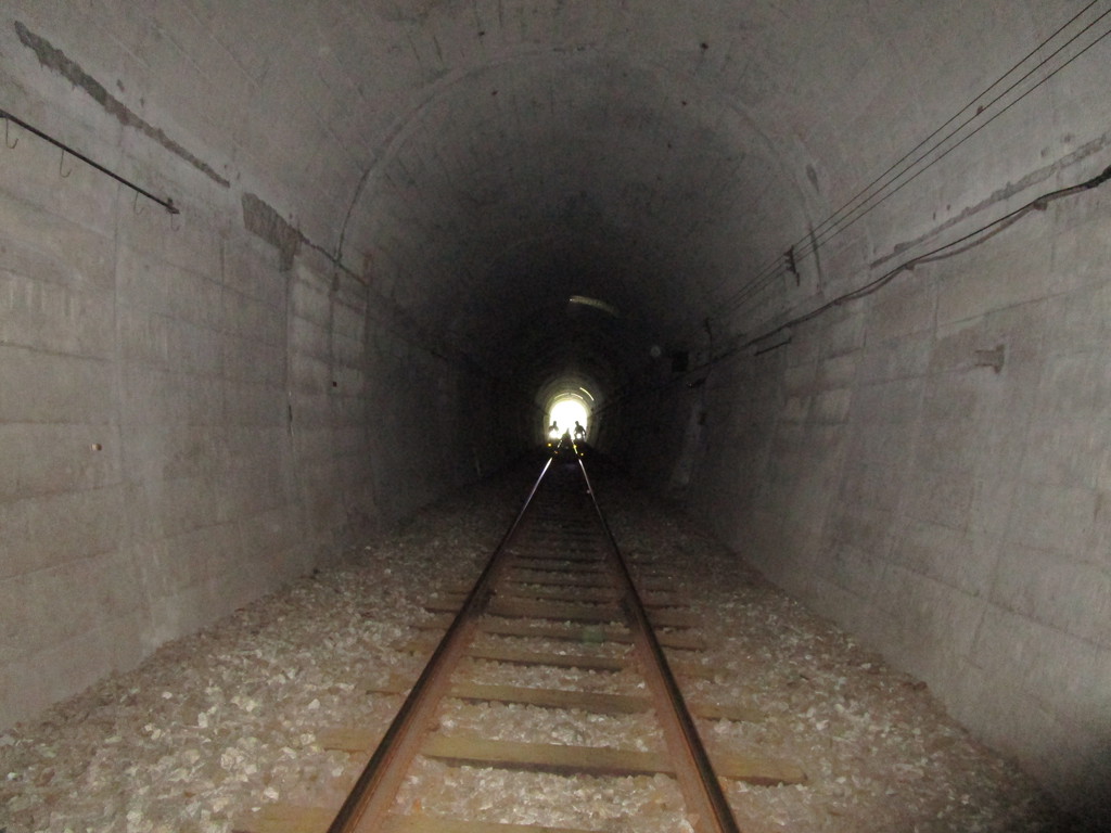線路上のトンネルの写真