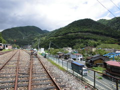 走行中の景色の写真。新緑の山々を背景に、神岡の町並みが見えます。