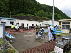 神岡鉱山前駅の写真。折り返し地点。車いすを車両から外しひと休み、水飲み場やベンチもあります。