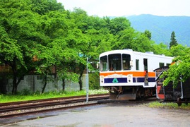 おくひだ１号の写真。神岡鉄道で使っていた、おくひだ１号の車両が緑の木々の中から顔を出しています。