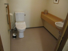 ユニバーサルルーム和室のトイレの写真。引き戸で、内部も広く、手すりが設置されています