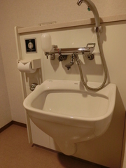 ユニバーサルルーム和室のトイレの写真。オストメイト設備も設置されています