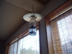 山小屋風のランプの写真。食堂にレトロなランプを発見しました。