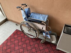 貸し出し車椅子の写真。貸し出し車椅子は施設出入口にあります