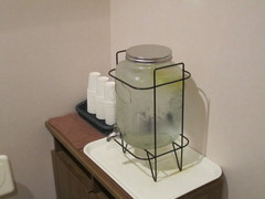 貸切風呂の給水器の写真。水分補給が出来るように置かれています