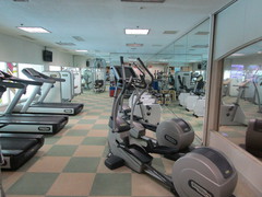 アスレチックジムの写真。「すいめいヘルスクラブ」には、有酸素系、筋力系の様々なトレーニングマシンがあります