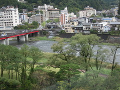 裏を流れる益田川の写真。水明館の側には飛騨川（益田川）が流れ、名物の「噴泉池」も近くにあります