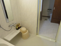客室内の風呂の入口の写真。風呂入口は段差解消がされています