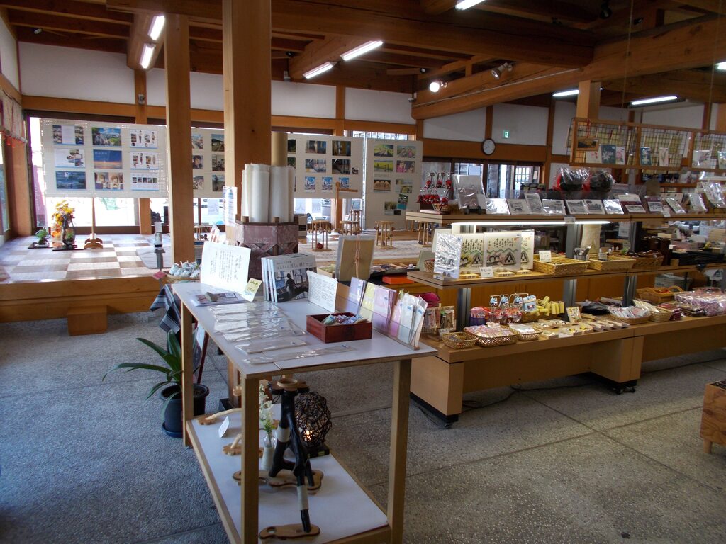 飛騨古川や周辺の特産品や工芸品を販売していますの写真