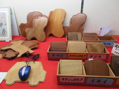 木製のマウスパッドの写真。色々な木材を使ったマウスパッドは岐阜県の形です