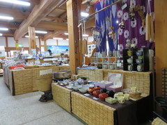 店内の写真。太い梁や柱が特徴の店内には工芸品やお土産などが所狭しと置かれています