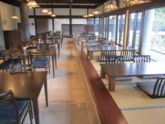 レストラン桂の写真。1階のレストランはテーブル席もあり、通路も広く車いすでも快適に利用できます