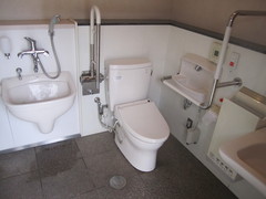 オストメイトトイレの写真。一般フロア奥の車いすマークのトイレにあります