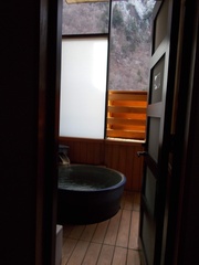 客室内露天風呂の写真。源泉掛け流しでいつでも温泉を楽しめます