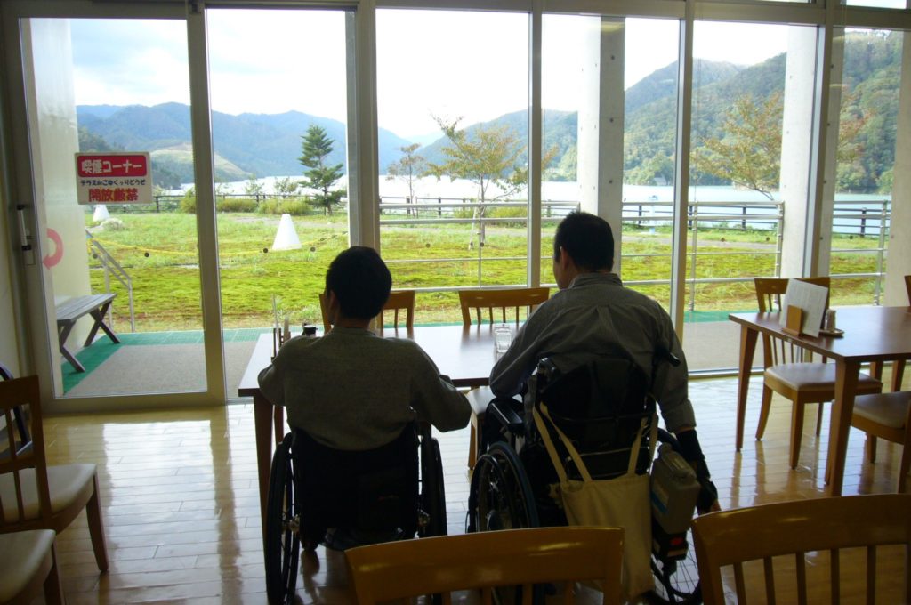 窓越しに見える徳山湖
